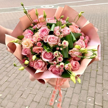 Букет с розовыми розами "Ангажемент": цены на доставку в по Южному